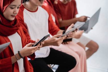 gençler kendi gadget kullanarak birlikte oturuyor