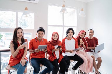 gençler kendi gadget kullanarak birlikte oturuyor