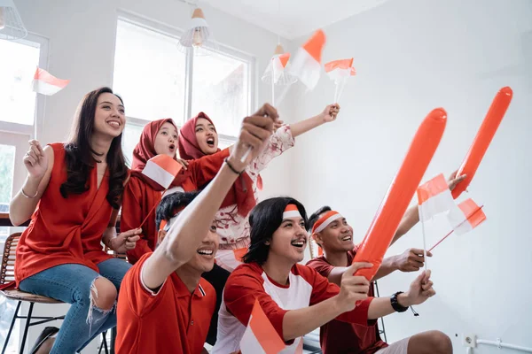 Juventude indonésia celebrando o dia da independência nacional vestindo vermelho e branco — Fotografia de Stock