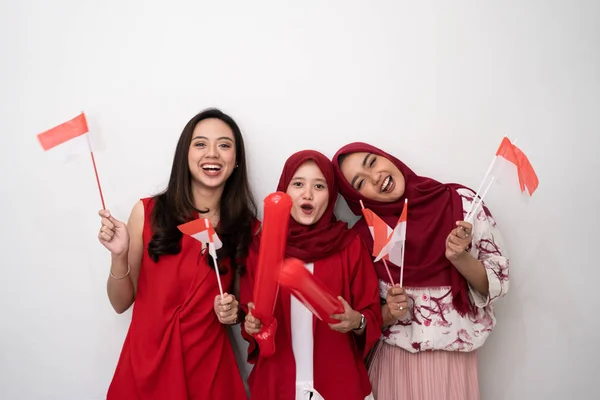 Indonesiska kvinna med flagga firar självständighetsdagen — Stockfoto