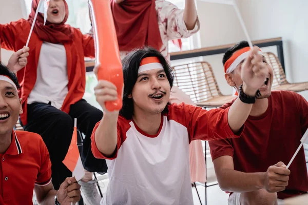 Asiático jovem masculino torcedor de indonésia . — Fotografia de Stock