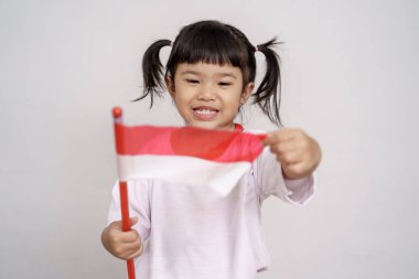 Asya Toddler ile Endonezya bayrağı gülümseyen kamera