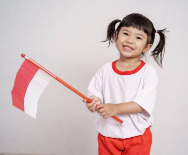 Asya Toddler ile Endonezya bayrağı gülümseyen kamera