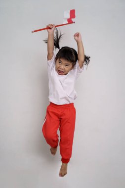 Endonezyalı çocuk bayrağı ile kamera gülümseyen