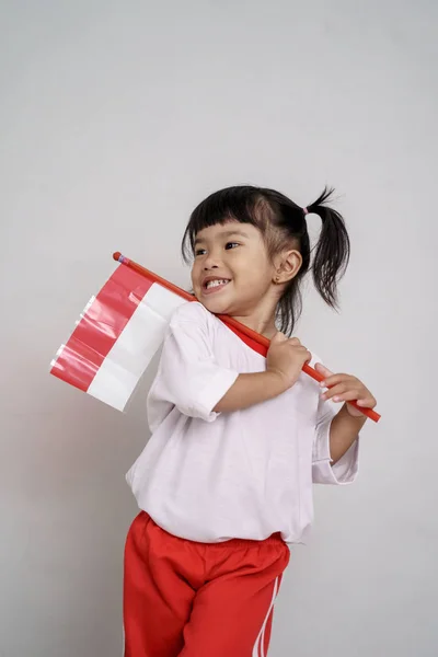 Asiatisches Kleinkind mit indonesischer Flagge lächelt in die Kamera — Stockfoto