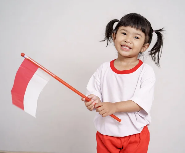 Asiatisches Kleinkind mit indonesischer Flagge lächelt in die Kamera — Stockfoto
