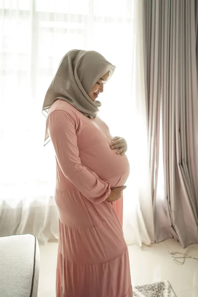 Muslim pregnant woman asian — Stock Photo, Image