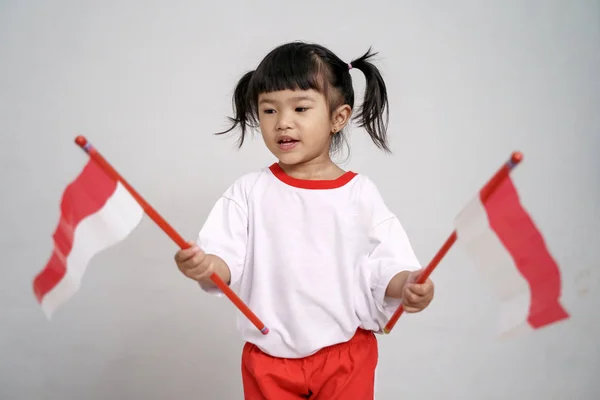 Anak indonesia tersenyum ke kamera dengan bendera — Stok Foto