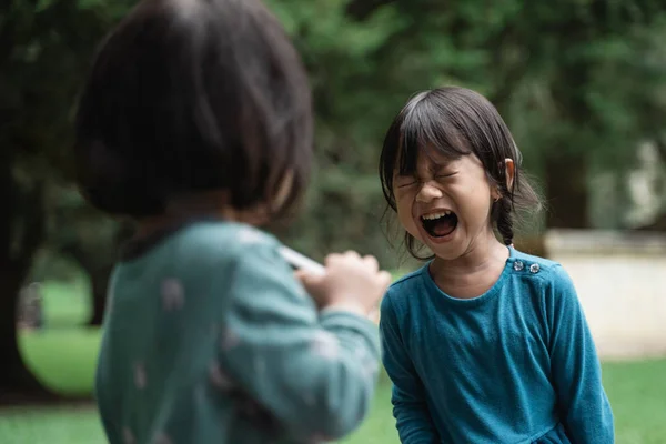 Niñas llorando tristes y enojadas — Foto de Stock