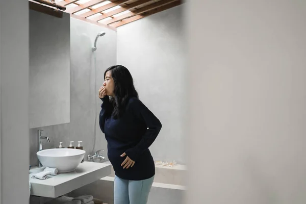 Mujer embarazada siente náuseas en el baño — Foto de Stock