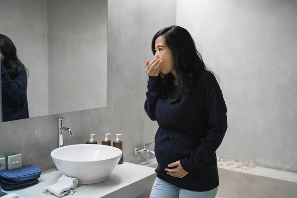 तरुण माता मळमळ पोटात गर्भवती होतात — स्टॉक फोटो, इमेज