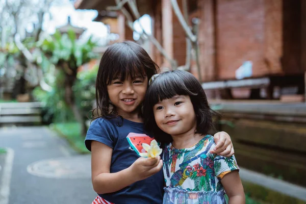 Ευτυχία δύο όμορφο κορίτσι στέκεται μπροστά από το σπίτι — Φωτογραφία Αρχείου