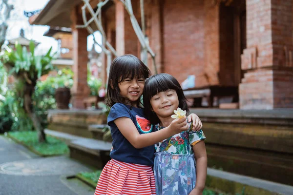 Felicidade dois menina bonita de pé na frente da casa — Fotografia de Stock