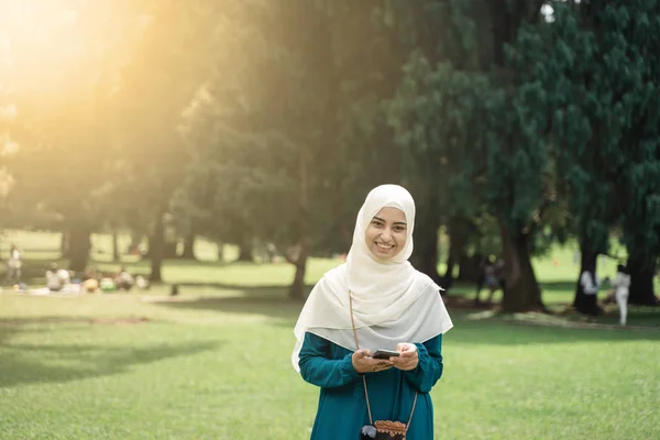 Wanita Timur Tengah terselubung tersenyum berdiri — Stok Foto