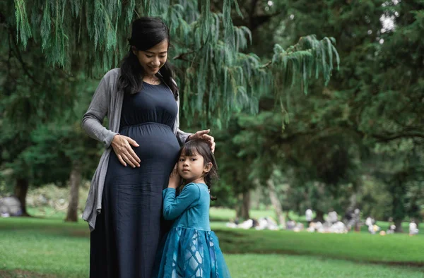 Pregnant woman with her daughter — Stock Photo, Image