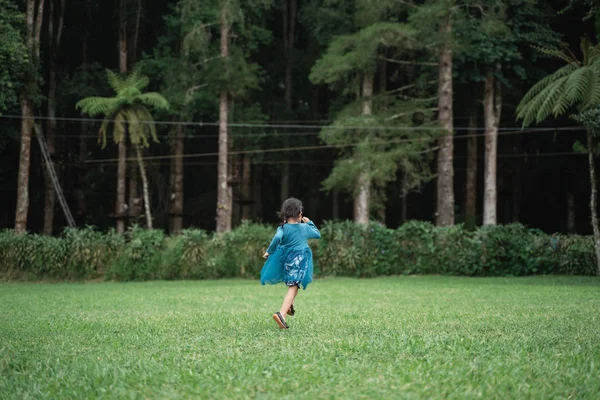 Klein meisje alleen liep weg — Stockfoto