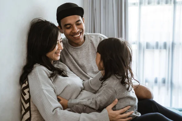 Disfrutar charlando niña con la madre y el padre — Foto de Stock