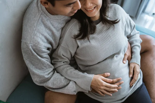 Happiness koppels houden van de vrouwen zwangere maag — Stockfoto