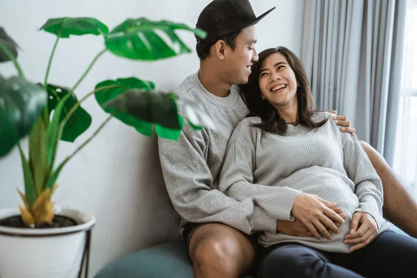 Felicidade marido e mulher sentir gravidez — Fotografia de Stock