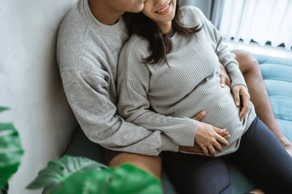 Felicidade marido e mulher sentir gravidez — Fotografia de Stock