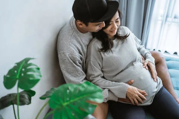 hanımları hamile mide tutan mutluluk çiftler