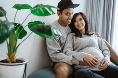 hanımları hamile mide tutan mutluluk çiftler