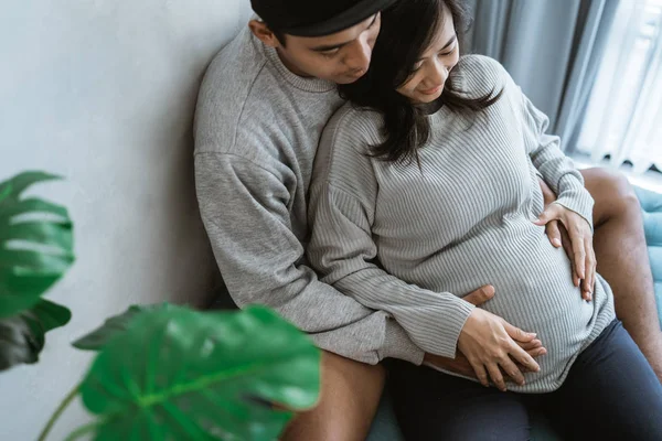 Felicidad marido y mujer sentir embarazo —  Fotos de Stock