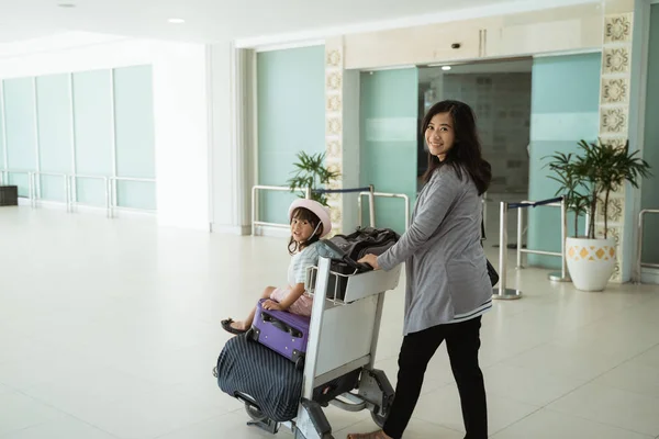 Retrato mãe e sua filha andando com carrinho — Fotografia de Stock