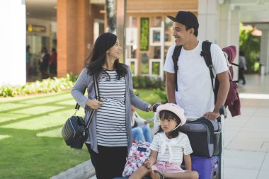 Baba, Anne sohbet zevk ve onların kızı bir arabası üzerinde oturuyor
