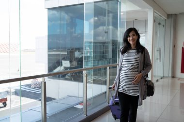 Asya hamile kadın ayakta çekerek bavul