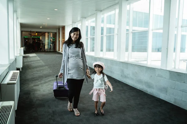 Mãe toma as mãos de uma menina para embarcar em um avião — Fotografia de Stock