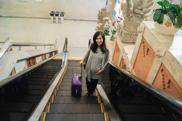Asiatique enceinte femme debout tirant valise — Photo