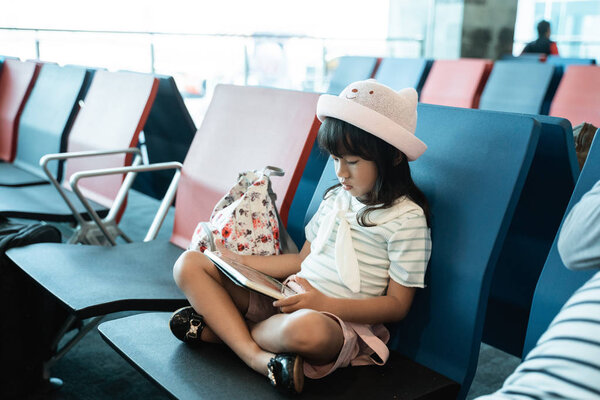 Niña disfrutar de jugar el juego cuando se sienta y mantenga una pestaña — Foto de Stock
