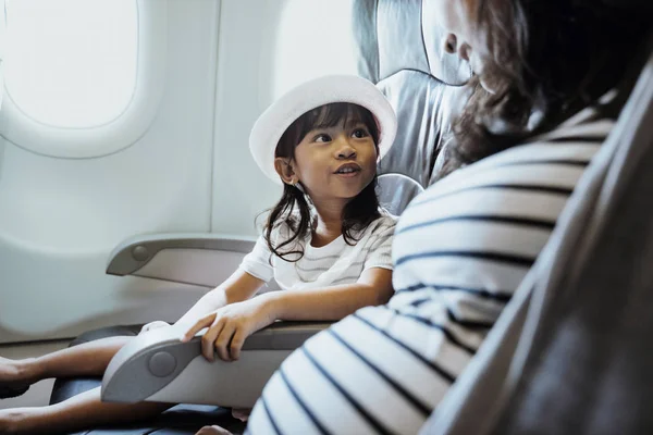 Felicidade asiático menina na aeronave cabine — Fotografia de Stock