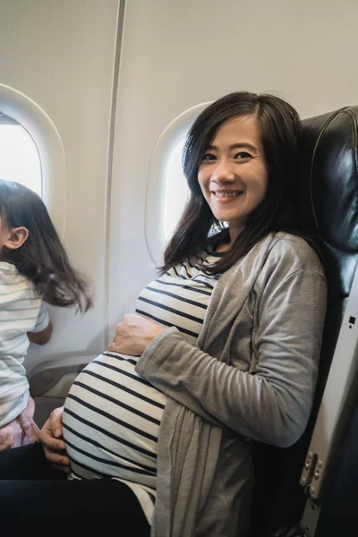 Asiáticas embarazadas disfrutar de viajar en avión — Foto de Stock