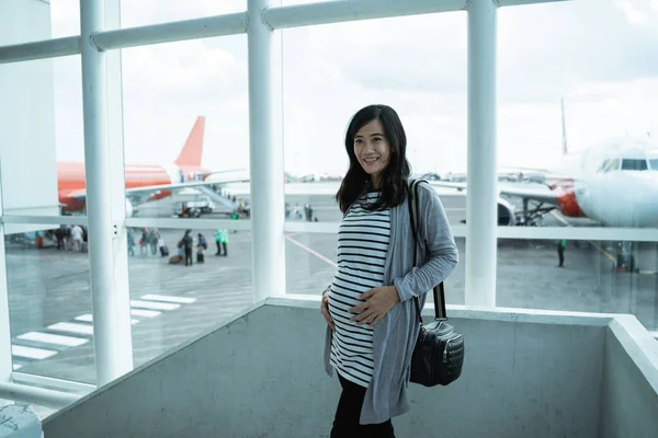 Asiatico incinta donne stand su il attesa stanza — Foto Stock