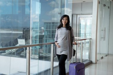 Asya hamile kadın ayakta çekerek bavul