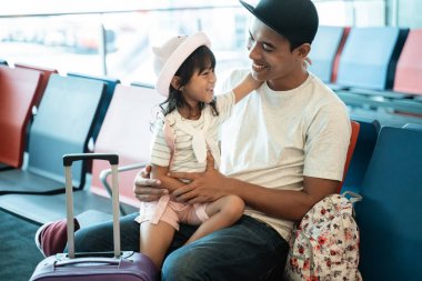 Asya baba ve kızı şaka süre beklerken için kalkış