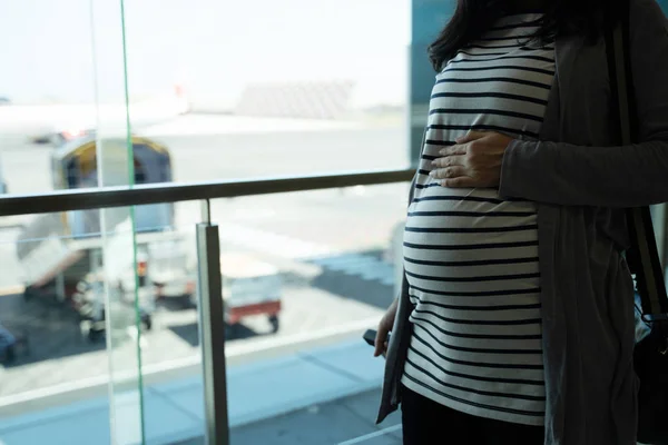 Una madre embarazada se para sosteniendo su estómago — Foto de Stock