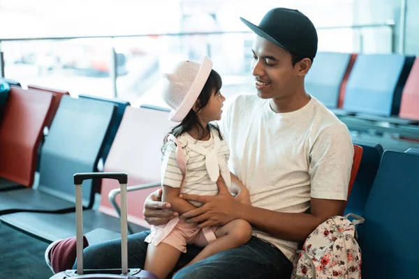 Kislány az ő apák ölében várva a repülés — Stock Fotó