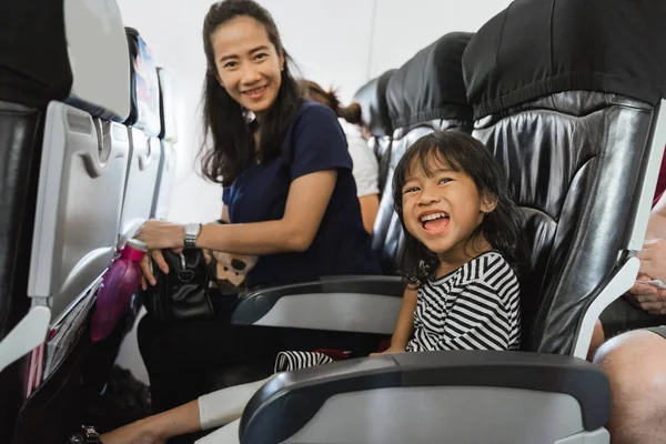 Felicidad asiático niña en la aeronave cabina — Foto de Stock