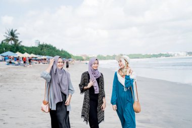 çok ırklı peçeli kadınlar tatil keyfini çıkarın