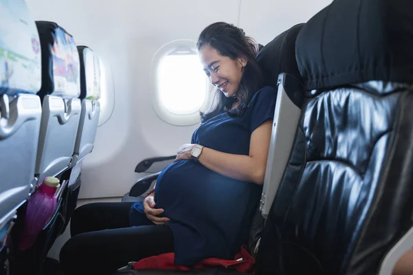 Азіатські вагітні жінки користуються подорожі літаком — стокове фото