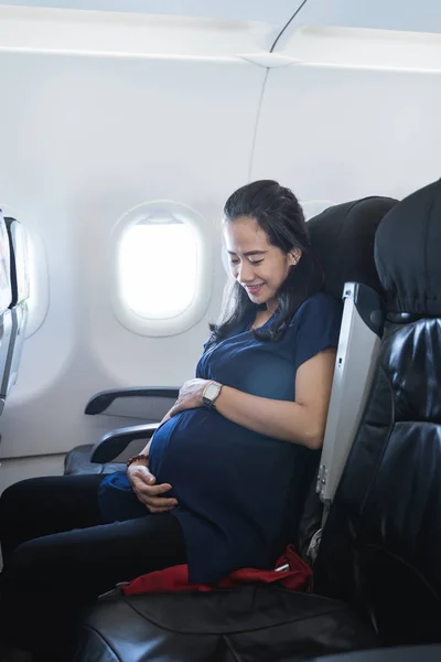 Madre embarazada feliz disfrutar de la seguridad de vuelo — Foto de Stock
