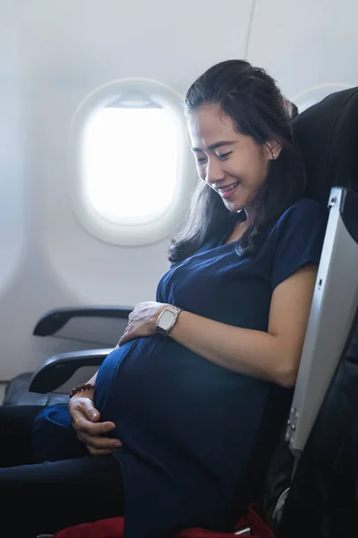 Feliz madre embarazada disfrutar de vuelo de seguridad — Foto de Stock