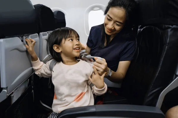 Felicidade asiático menina na aeronave cabine — Fotografia de Stock