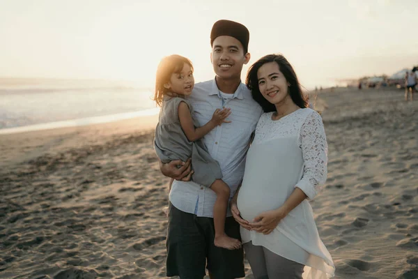 Com a família desfrutando da praia — Fotografia de Stock