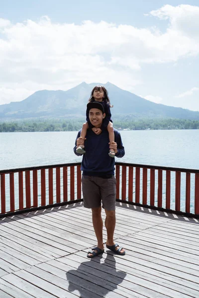 Asiático jovem pai carregando sua filha sobre os ombros — Fotografia de Stock