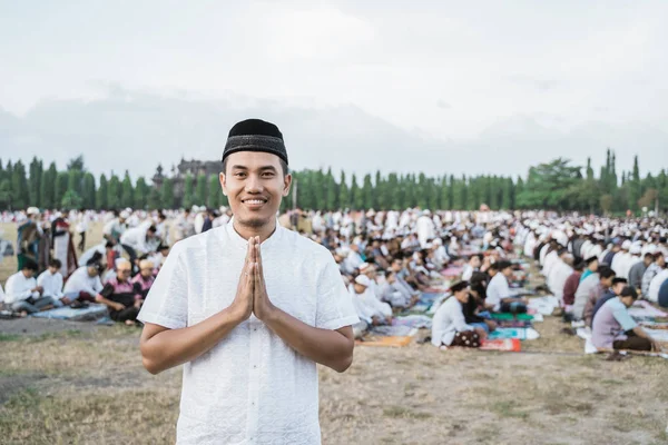 Nahaufnahme eines asiatischen jungen Mannes Lächeln durch Geste entschuldigen — Stockfoto