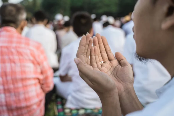 Az ázsiai ember imádkozik Eid imádság — Stock Fotó